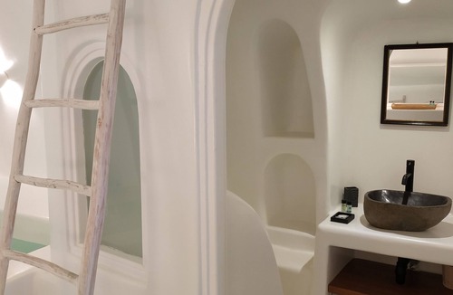Oia Hotel | Oia Spirit Studios by Mary D Nomikou