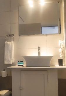 Qeparo Bed & Breakfast | On The Rocks
