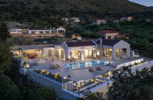 Champatha House | Oramia Infinity Villa with Private Heated Pool in Chania