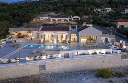 Champatha House | Oramia Infinity Villa with Private Heated Pool in Chania