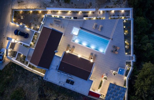 Champatha House | Oramia Infinity Villa with Private Heated Pool in Chania