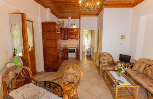 Asprogerakata House | Orestis stone apartment for 2 with garden!