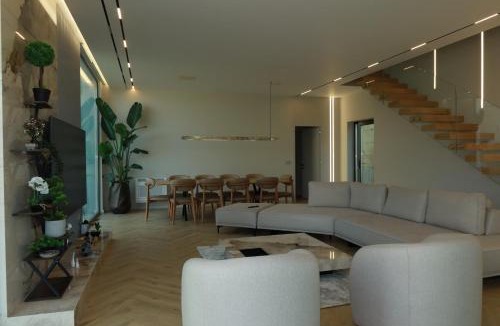Mjull-Bathore Villa | Panorama Hill Villa Tirana - Private Pool & Views