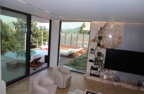 Mjull-Bathore Villa | Panorama Hill Villa Tirana - Private Pool & Views