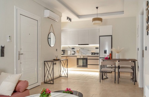 Yenion Apartment | Papanikolis Apartment with Shared Terrace, Wi-Fi, and Air Conditioning