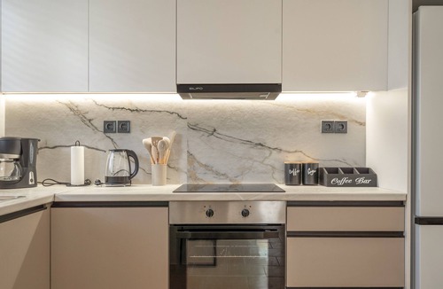 Yenion Apartment | Papanikolis Apartment with Shared Terrace, Wi-Fi, and Air Conditioning