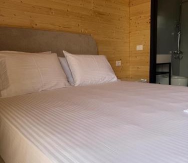 Borsh Ski Chalet | Paradise Beachfront Chalet Rooms Borsh