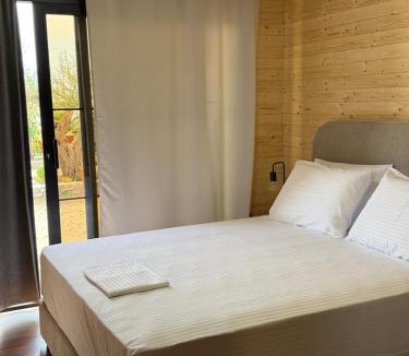 Borsh Ski Chalet | Paradise Beachfront Chalet Rooms Borsh