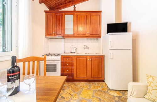 Dafnata Apartment | Pavlos & Sofia Studio Apartment with Mountain View, Garden and Terrace