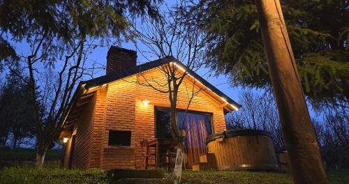 Bresalc House | Peaceful Villa with Hot Tub - Jacuzzi