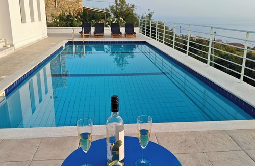 Lefktron House | Perfect Greek Villa at the seaside