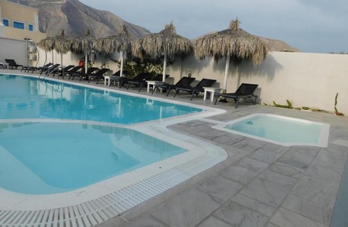 Perissa Bed & Breakfast | Perissa Design Centro Suites- BEACH FRONT