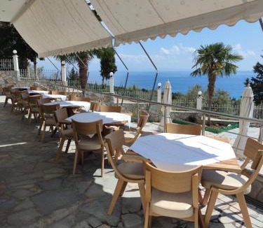 Dhermi Bed & Breakfast | Perivolos Apartments