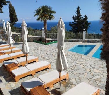 Dhermi Bed & Breakfast | Perivolos Apartments