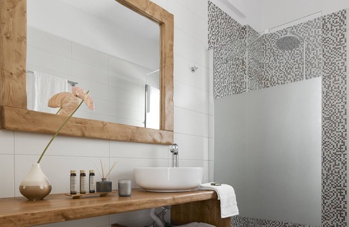 Karterados Hotel | Pnoi Luxury Suites