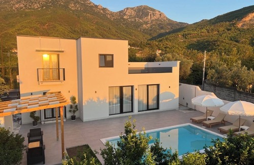 Sakës Villa | Poolside Bliss - Escape & Relax