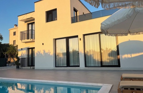 Sakës Villa | Poolside Bliss - Escape & Relax