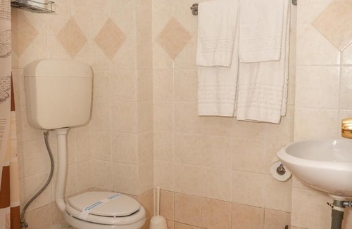Amarinthos Apartment | Posidonia Pension