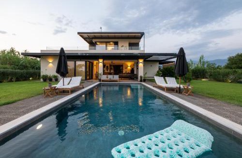 Akovitika Apartment | Private Pool Villa by the Sea