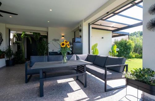 Akovitika Apartment | Private Pool Villa by the Sea