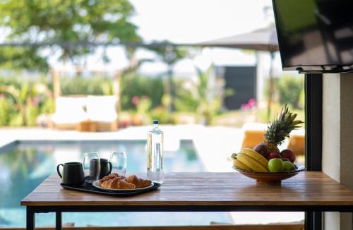 Akovitika Apartment | Private Pool Villa by the Sea
