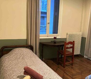 Athens House | Private room for 3 in a dorm 5' from metro