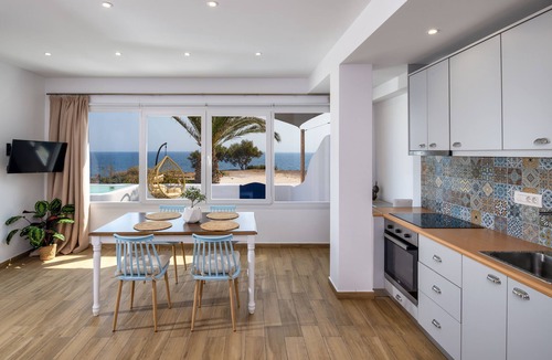 Kamari Apartment | Pure Seaside Calm, Far from Santorini’s Crowds