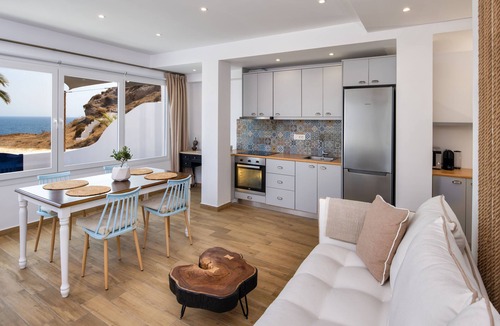 Kamari Apartment | Pure Seaside Calm, Far from Santorini’s Crowds