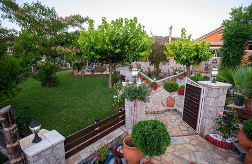 Marantochori House | Quiet private house with large kitchen and large living areas