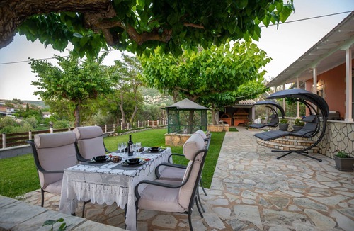 Marantochori House | Quiet private house with large kitchen and large living areas