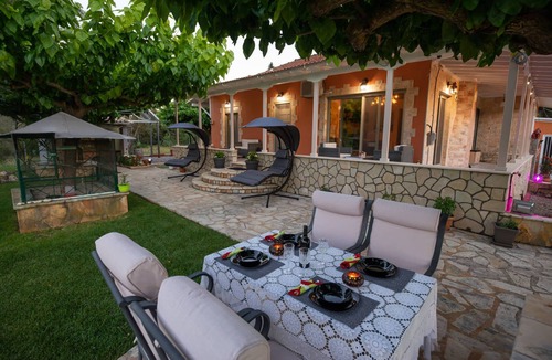 Marantochori House | Quiet private house with large kitchen and large living areas