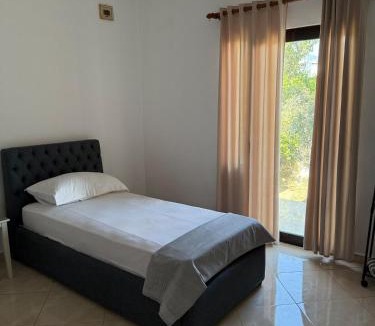 Kamez Villa | Quiet Room, close to Airport