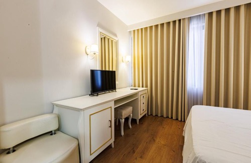 Mbrostar-Urë Hotel | Riverside rooms at Hotel Fieri