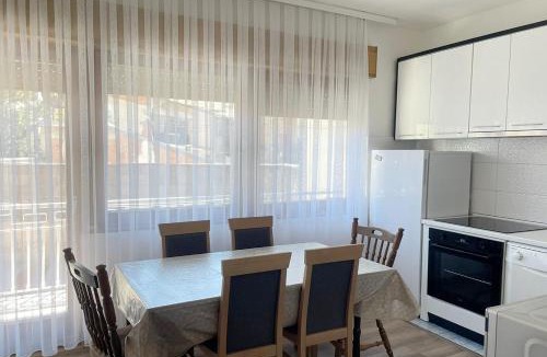 Prizren Apartment | Riverside2026 - Manzaraya Karşı Sabah Kahvesi
