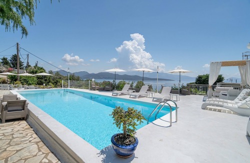 Episkopos Apartment | Room 'Ground Floor' with Sea View, Shared Pool and Wi-Fi