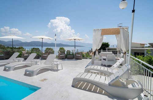 Episkopos Apartment | Room 'Ground Floor' with Sea View, Shared Pool and Wi-Fi