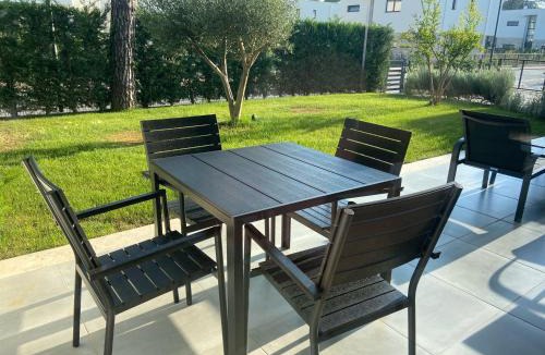 Ishem Apartment | Rosemarine Villa
