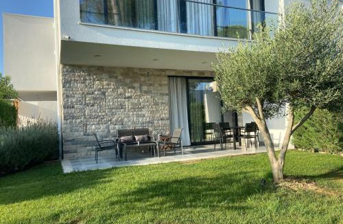 Ishem Apartment | Rosemarine Villa