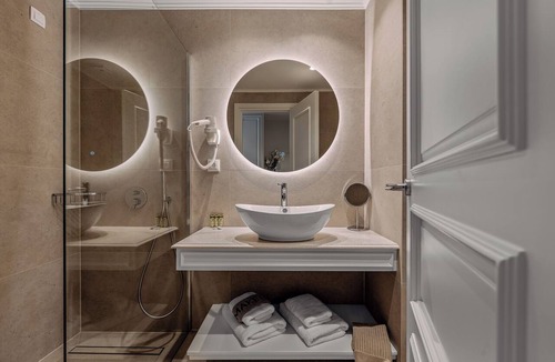Nidri Hotel | Royal Nidri Suites