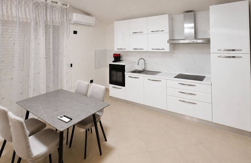 Tragjas Apartment | Rrapi Apartments: Deluxe One-Bedroom Apartment