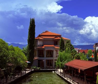 Tushemisht Hotel | Rritja e Koranit