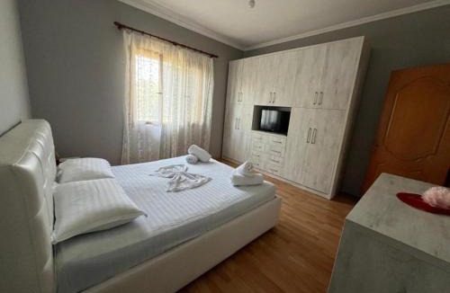 Mbrostar-Urë Apartment | Saimir House