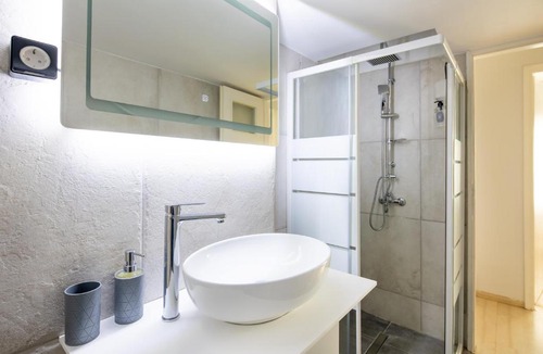 Nea Smirni Apartment | Santorini 2-Bedroom Apartment in Nea Smyrni