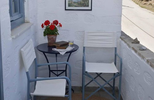 Grikos Apartment | Santorini Stay with Hot Tub