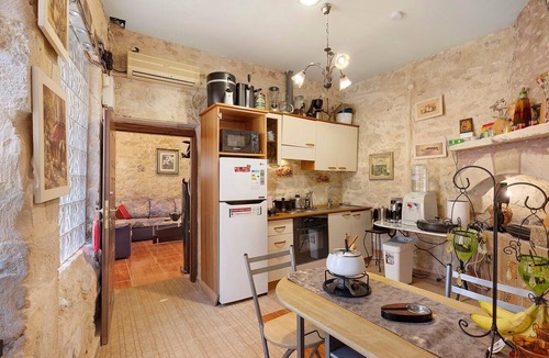 Krouson House | School House 1922 – Historic Villa with Rooftop Terrace, Telescope & Mountain View