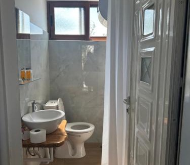 Qazim Pali Apartment | SEA bed and restaurant 1