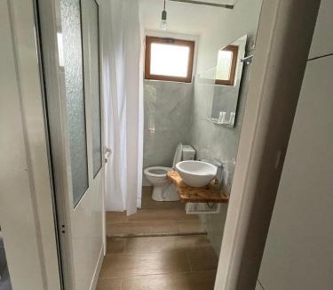 Qazim Pali Apartment | SEA bed and restaurant 1