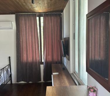 Qazim Pali Apartment | SEA bed and restaurant 2