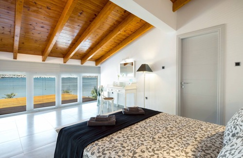 Kontokali Villa | Sea Front Cottage – Beachfront Retreat with Balcony and Wi-Fi