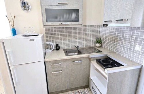 Himare Apartment | Sea Side Serenity 6: 3 persons